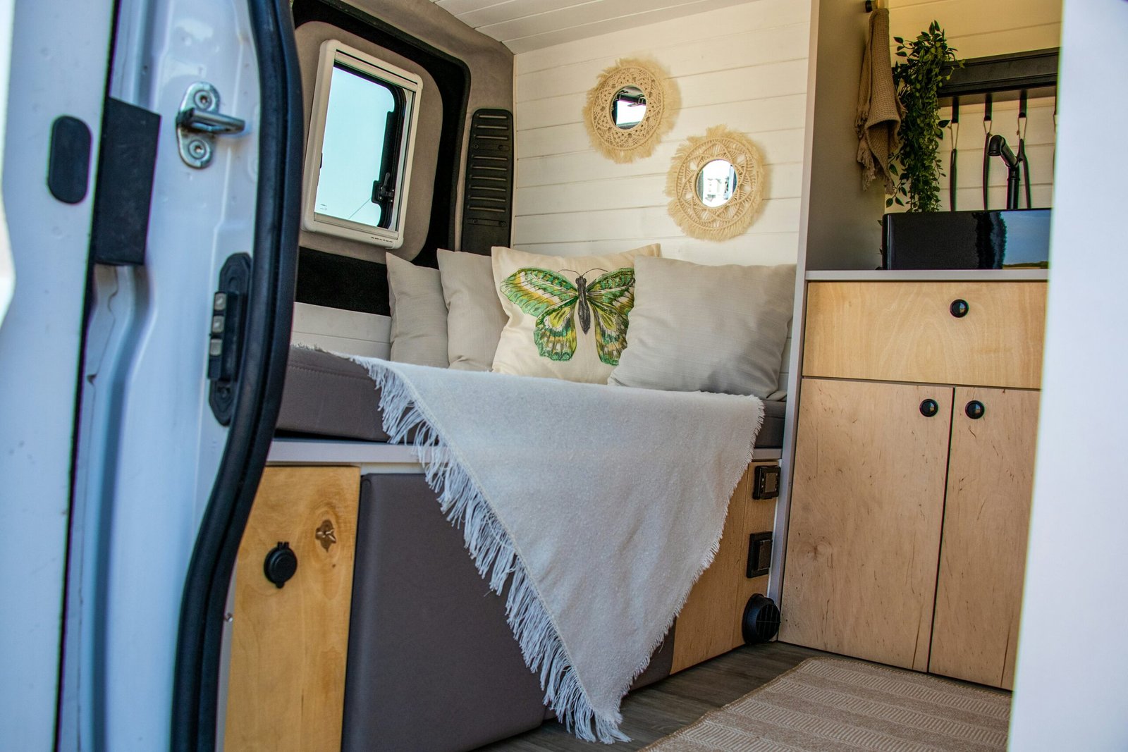 Best Murphy Bed RVs Under — Compact Class C Picks Best Murphy Bed RVs Under — Compact Class C Picks