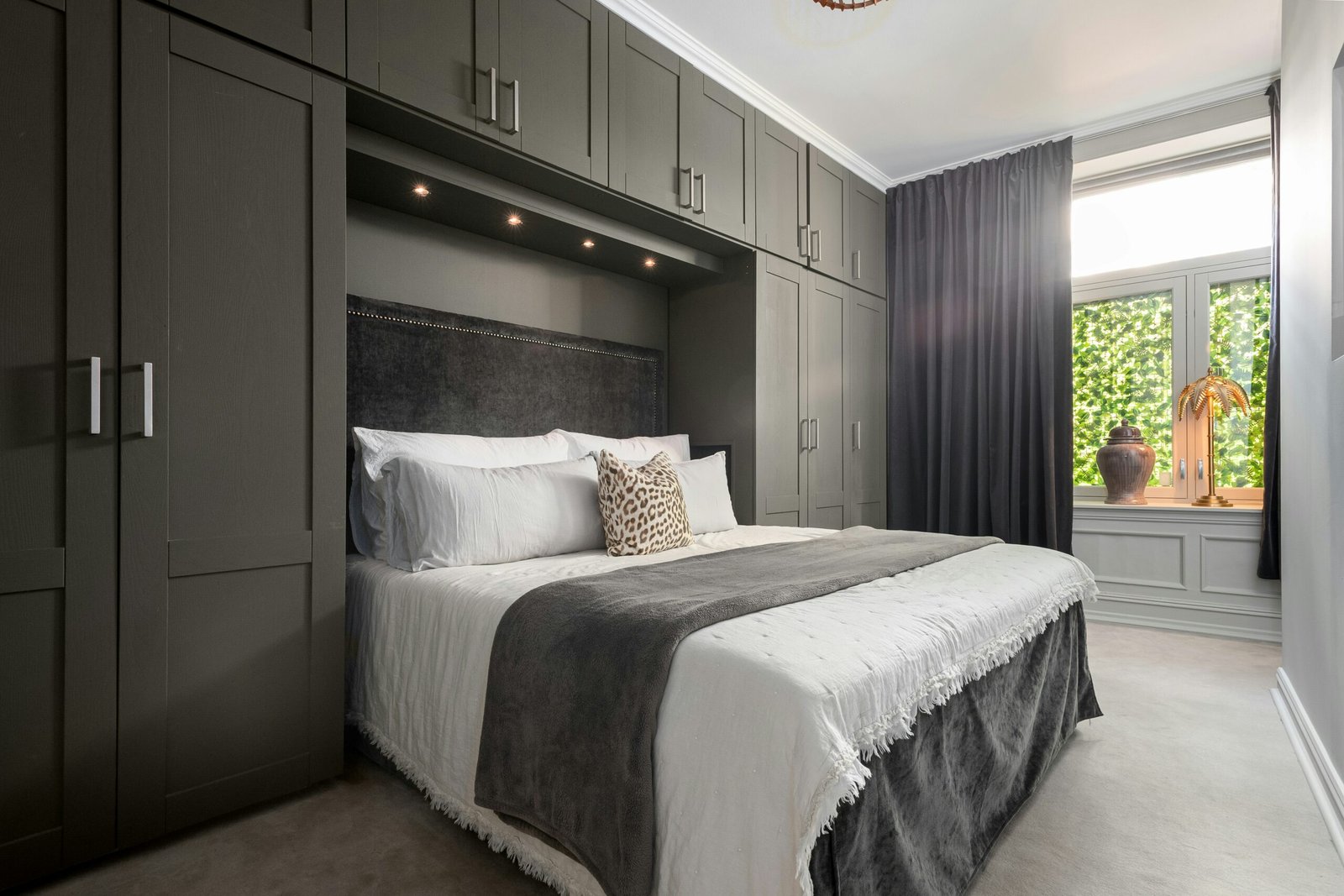 https://www.youtube.com/watch?v=_nz8XdhKsFs - Murphy Bed Desk Guide: Features, Setup, and Room Planning