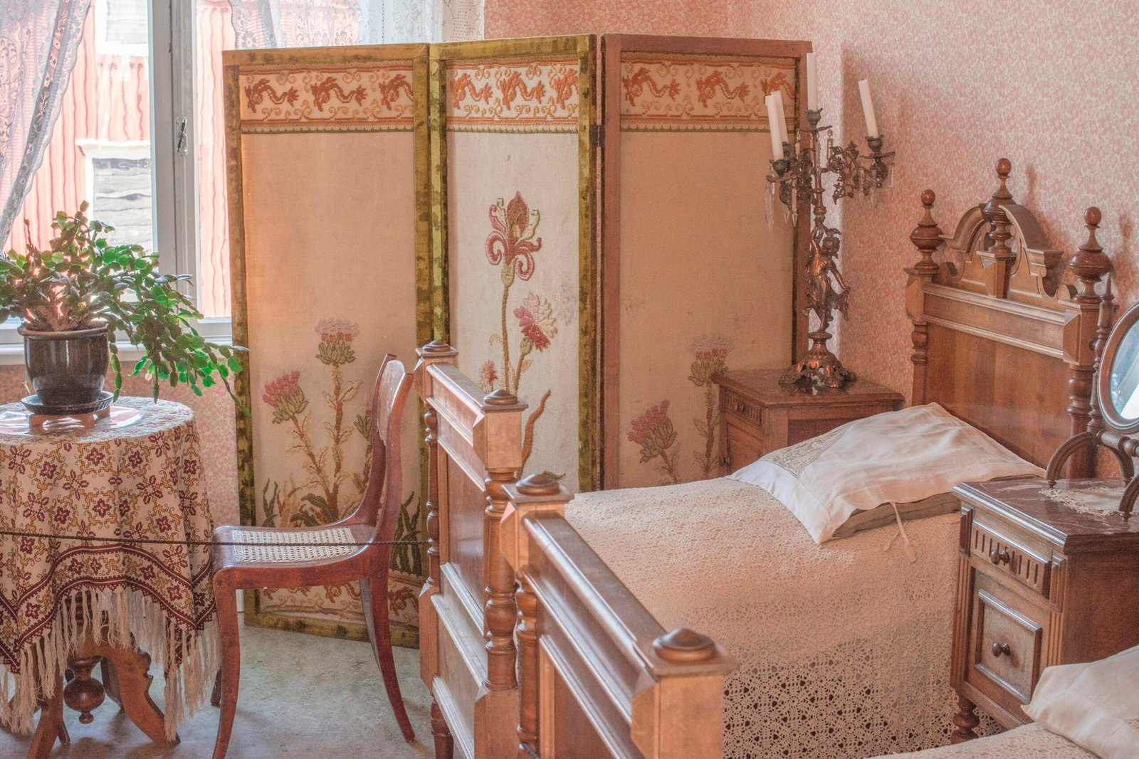Wall Bed Types: How to Compare Murphy Bed Options for Your Room